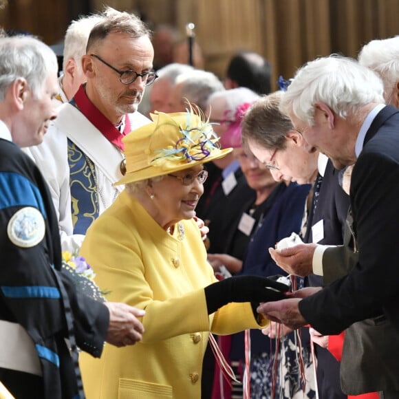 Windsor, le 18 avril 2020 - La reine Elizabeth II distribuant le "Maundy" pendant le service Royal Maundy à la chapelle St George.