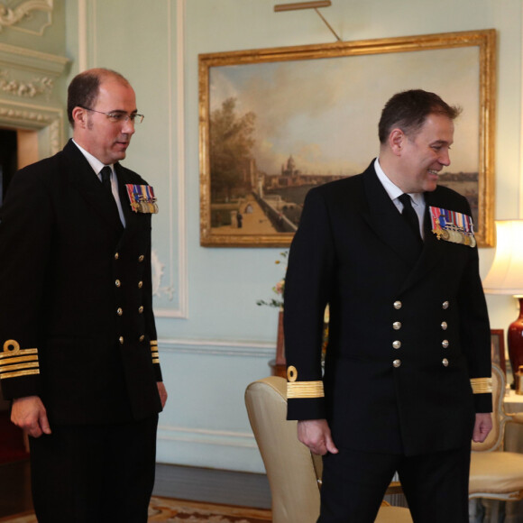 La reine Elizabeth II d'Angleterre reçoit le contre-amiral Stephen Moorhouse et le capitaine Angus Essenhigh au palais de Buckingham le 18 mars 2020 à Londres