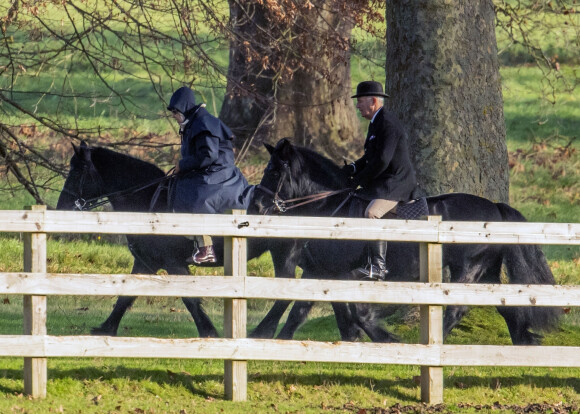 La reine Elisabeth II d'Angleterre chevauche son cheval accompagnée de Terry Pendry (Head Groom) à Windsor le 9 décembre 2019.