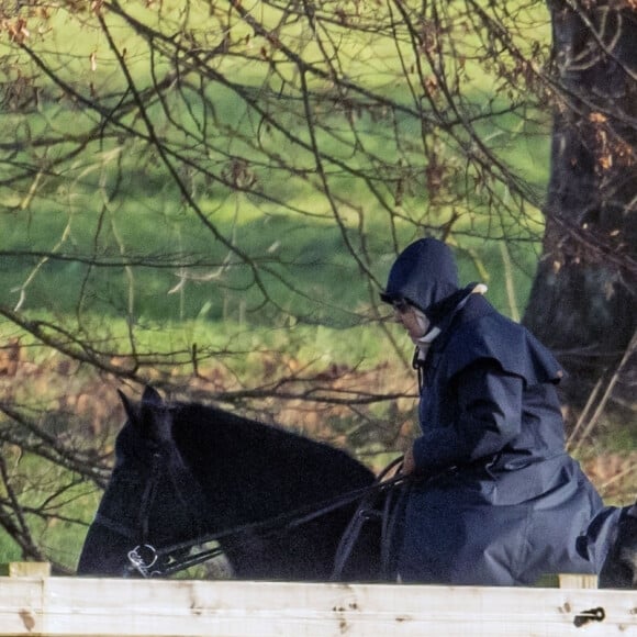 La reine Elisabeth II d'Angleterre chevauche son cheval accompagnée de Terry Pendry (Head Groom) à Windsor le 9 décembre 2019.