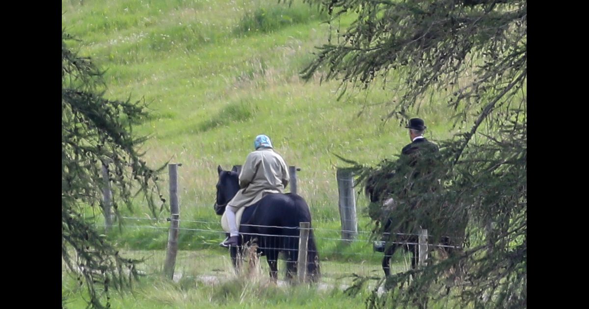 La reine Elisabeth II d'Angleterre se balade à cheval au ...