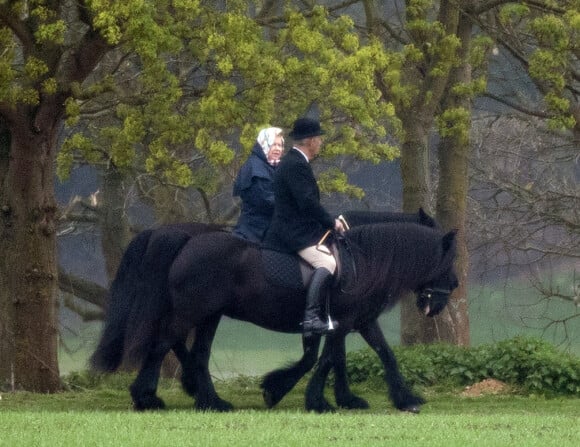 La reine Elizabeth II d'Angleterre fait une balade à cheval, à moins de 15 jours de son 93ème anniversaire, accompagnée de Terry Penury, le chef de ses palefreniers à Windsor, Royaume Uni, le 8 avril 2019.