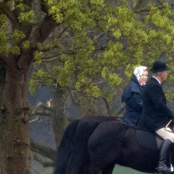 La reine Elizabeth II d'Angleterre fait une balade à cheval, à moins de 15 jours de son 93ème anniversaire, accompagnée de Terry Penury, le chef de ses palefreniers à Windsor, Royaume Uni, le 8 avril 2019.