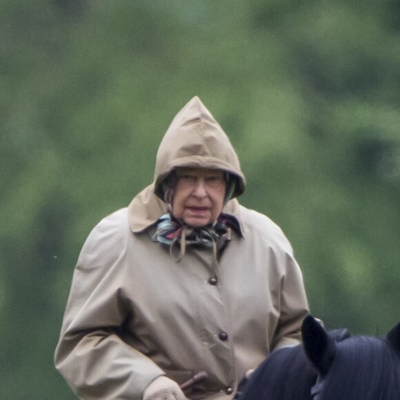 Archives - La reine Elisabeth II d'Angleterre fait une balade à cheval le long de la Tamise à Windsor le 24 avril 2017.