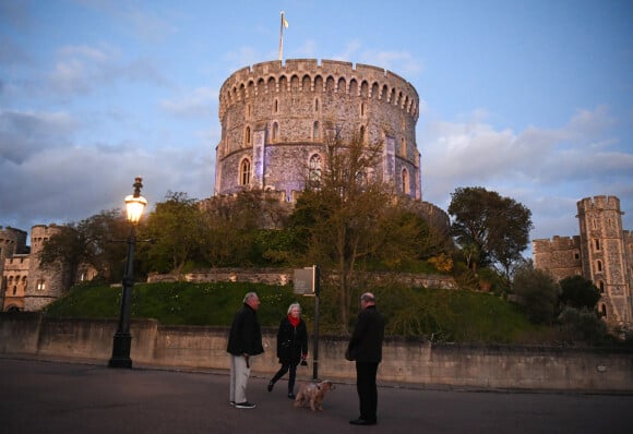 Le chateau de Windsor est éclairé en bleu en hommage aux personnels de santé qui luttent contre le Coronavirus (COVID-19) le 2 avril 2020.
