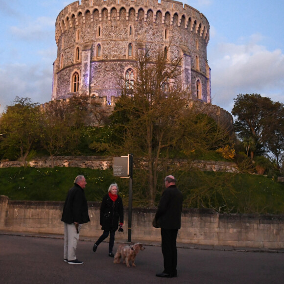 Le chateau de Windsor est éclairé en bleu en hommage aux personnels de santé qui luttent contre le Coronavirus (COVID-19) le 2 avril 2020.