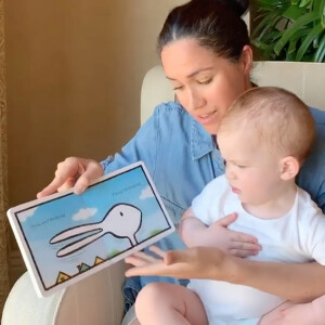 Meghan Markle, duchesse de Sussex, lit l'histoire "Duck ! Rabbit ! " à son fils Archie à l'occasion de son 1er anniversaire pour le compte Instagram de l'ONG "Save The Children". A la fin de la séquence, l'association fait un appel aux dons pour aider les familles les plus démunies face à la pandémie du coronavirus (Covid-19). Los Angeles. Le 6 mai 2020.