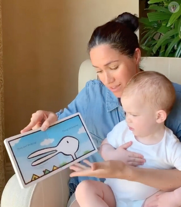 Meghan Markle, duchesse de Sussex, lit l'histoire "Duck ! Rabbit ! " à son fils Archie à l'occasion de son 1er anniversaire pour le compte Instagram de l'ONG "Save The Children". A la fin de la séquence, l'association fait un appel aux dons pour aider les familles les plus démunies face à la pandémie du coronavirus (Covid-19). Los Angeles. Le 6 mai 2020.
