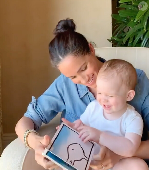 Meghan Markle, duchesse de Sussex, lit l'histoire "Duck ! Rabbit ! " à son fils Archie à l'occasion de son 1er anniversaire pour le compte Instagram de l'ONG "Save The Children". A la fin de la séquence, l'association fait un appel aux dons pour aider les familles les plus démunies face à la pandémie du coronavirus (Covid-19). Los Angeles. Le 6 mai 2020.
