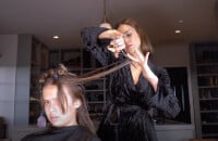 Jessica Alba coiffe ses filles Honor et Haven. Mai 2020.