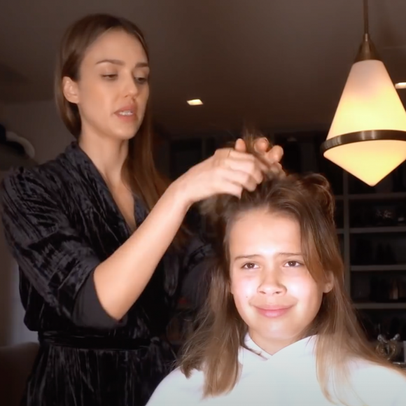 Jessica Alba coiffe ses filles Honor et Haven. Mai 2020.