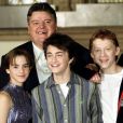 Robbie Coltrane (Hagrid), Emma Watson, Daniel Radcliffe et Rupert Grint à la première du film "Harry Potter et la chambre des secrets" à Londres en 2002.