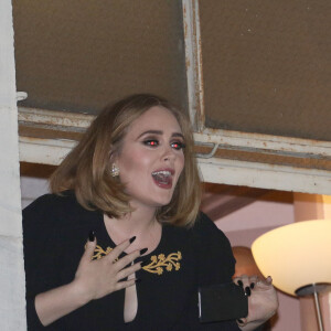 La chanteuse Adele à la fenêtre du Wiltern Theatre à Los Angeles après son concert en présence de nombreuses célébrités le 13 février 2016.