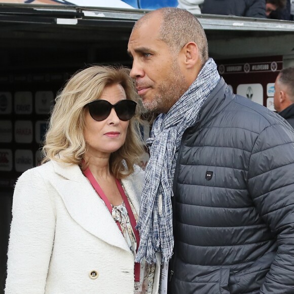 Valérie Trierweiler, en tant que journaliste en reportage pour un magazine, et son compagnon l'ancien rugbyman et présentateur TV Romain Magellan, sur place pour présenter et animer "Le match des Légendes". Le 27 Mai 2019. © Patrick Bernard/Bestimage