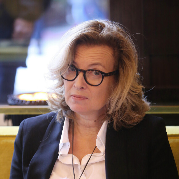 Valérie Trierweiler - Jean-Paul Dubois remporte le prix Goncourt pour son livre "Tous les hommes n'habitent pas le monde de la même façon" au restaurant Drouant à Paris le 4 novembre 2019. © Jonathan Rebboah/Panoramic/Bestimage