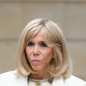 Brigitte Macron - Le président de la République lors de la remise du muguet par des représentants de la filière horticole et le président du marché de Rungis au palais de l'Elysée à Paris le 1er mai 2020. © Jacques Witt / Pool / Bestimage