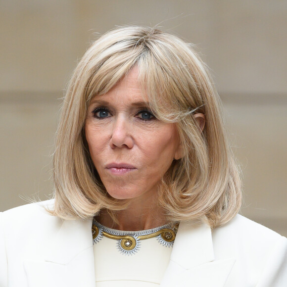 Brigitte Macron - Le président de la République lors de la remise du muguet par des représentants de la filière horticole et le président du marché de Rungis au palais de l'Elysée à Paris le 1er mai 2020. © Jacques Witt / Pool / Bestimage