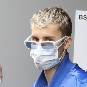 Justin Bieber ( avec un masque chirurgical en pleine crise du coronavirus - covid-19) se rend dans un cabinet médical à Los Angeles le 13 Mars 2020.