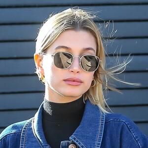 Hailey Bieber (Baldwin) à la sortie d'un déjeuner chez South Beverly Grill à Beverly Hills le 7 mars 2020. La photo de fond d'écran de son téléphone est une photo d'elle et son mari Justin.