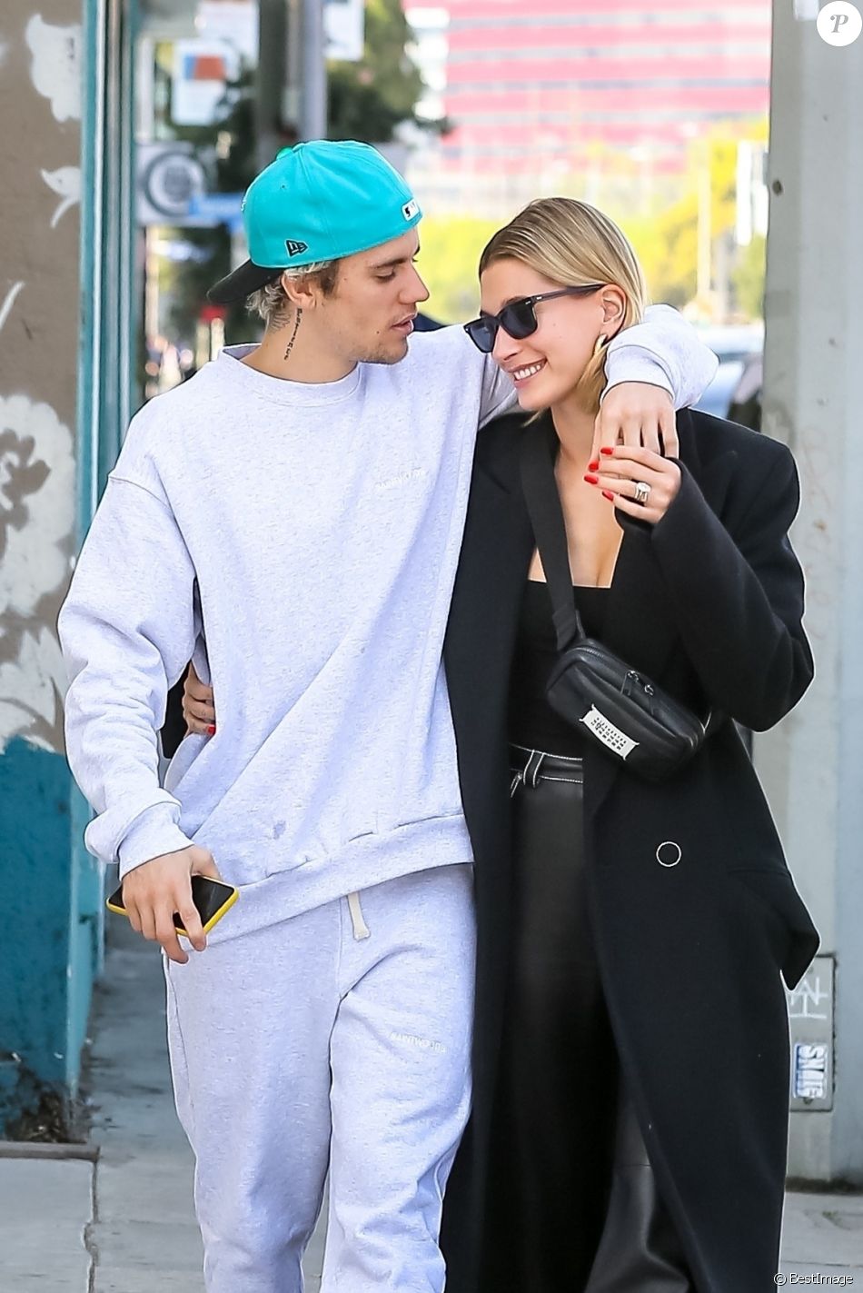 Justin Bieber et sa femme Hailey Baldwin Bieber s'embrassent en balade ...