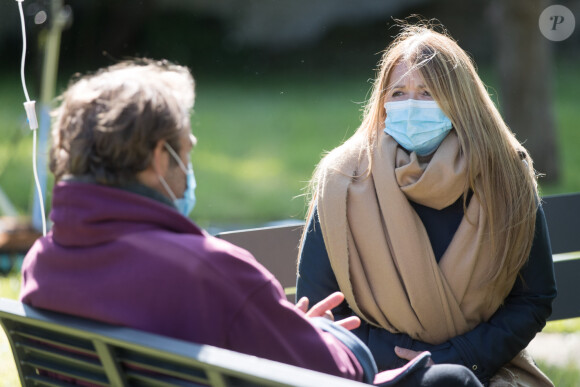 Exclusif - Hélène Rolles et Patrick Puydebat - Reprise du tournage de la série "Les Mystères de l'amour" à Cergy-Pontoise (Val d'Oise) après 2 mois d'arrêt dû au confinement en pleine épidémie de Coronavirus Covid-19 le 14 mai 2020.