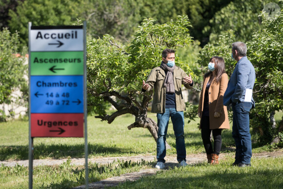 Exclusif - Elsa Esnoult, Sebastien Roch, Tom Schacht - Reprise du tournage de la série "Les Mystères de l'amour" à Cergy-Pontoise (Val d'Oise) après 2 mois d'arrêt dû au confinement en pleine épidémie de Coronavirus Covid-19 le 14 mai 2020.