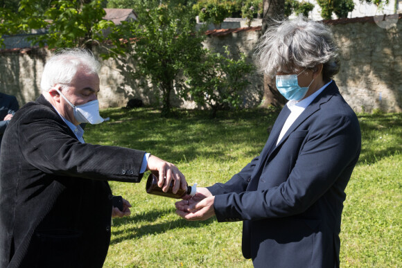 Exclusif - Philippe Vasseur avec du gel hydroalcoolique - Reprise du tournage de la série "Les Mystères de l'amour" à Cergy-Pontoise (Val d'Oise) après 2 mois d'arrêt dû au confinement en pleine épidémie de Coronavirus Covid-19 le 14 mai 2020.