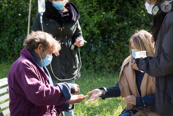 Exclusif - Hélène Rolles et Patrick Puydebat se nettoient les mains avec du gel hydroalcoolique - Reprise du tournage de la série "Les Mystères de l'amour" à Cergy-Pontoise (Val d'Oise) après 2 mois d'arrêt dû au confinement en pleine épidémie de Coronavirus Covid-19 le 14 mai 2020.
