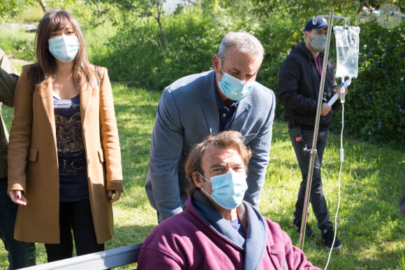 Exclusif - Elsa Esnoult, Tom Schacht et Patrick Puydebat - Reprise du tournage de la série "Les Mystères de l'amour" à Cergy-Pontoise (Val d'Oise) après 2 mois d'arrêt dû au confinement en pleine épidémie de Coronavirus Covid-19 le 14 mai 2020.