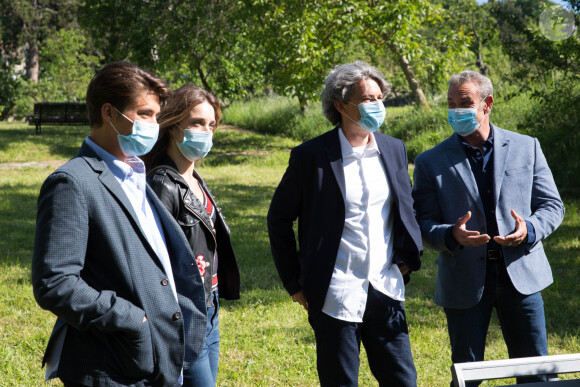 Exclusif - Tom Schacht, Philippe Vasseur - Reprise du tournage de la série "Les Mystères de l'amour" à Cergy-Pontoise (Val d'Oise) après 2 mois d'arrêt dû au confinement en pleine épidémie de Coronavirus Covid-19 le 14 mai 2020.