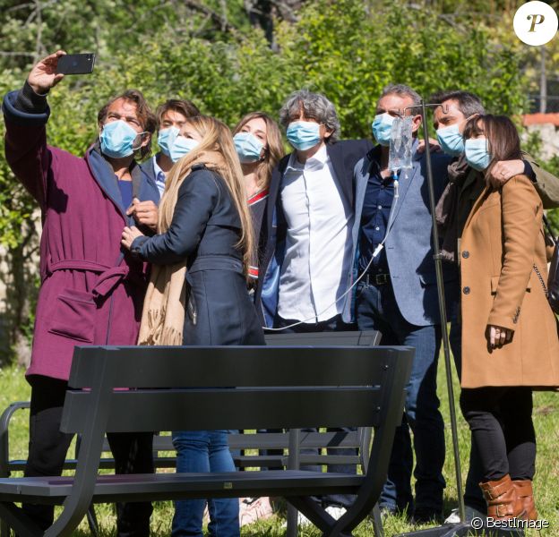 Les Mysteres De L Amour Les Comediens Masques Un Tournage Tres Particulier Purepeople