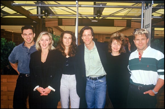 Archives - Gérard Vives, Cécile Auclert, Hélène Le Moignic, Bradley Cole, Christiane Jean et Thierry Redler, de la série "Les filles d'à côté", à Roland-Garros. Mai 1994.