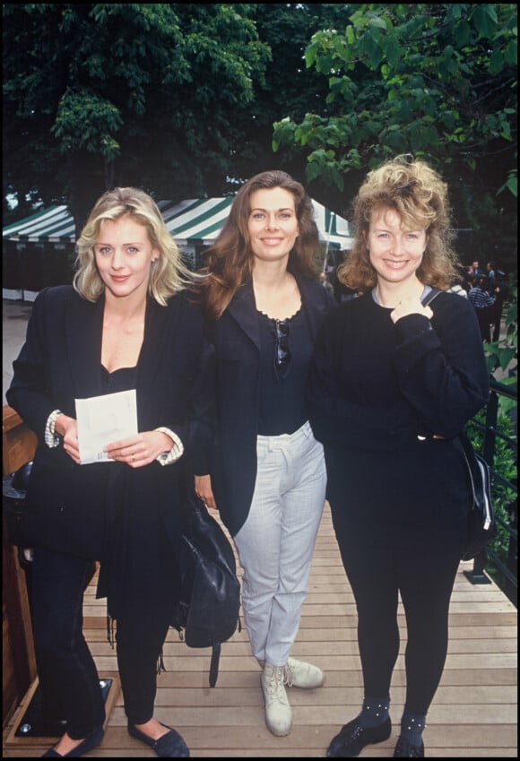 Archives - Cécile Auclert, Hélène Le Moignic et Christiane Jean de la série "Les filles d'à côté" à Roland-Garros. Mai 1994.
