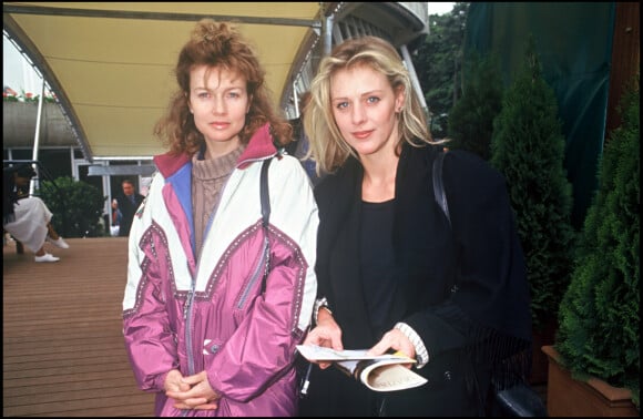 Archives - Christiane Jean et Cécile Auclert de la série "Les filles d'à côté" à Roland-Garros. Mai 1994.
