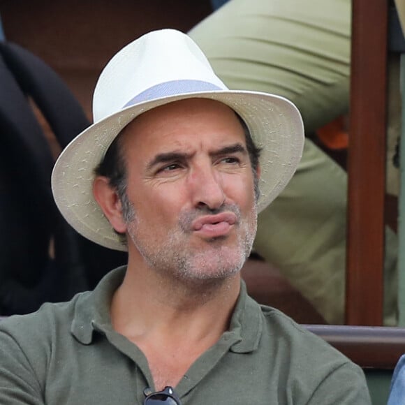 Jean Dujardin et sa femme Nathalie Péchalat dans les tribunes des Internationaux de France de Tennis de Roland Garros à Paris, le 10 juin 2018. © Dominique Jacovides - Cyril Moreau/Bestimage