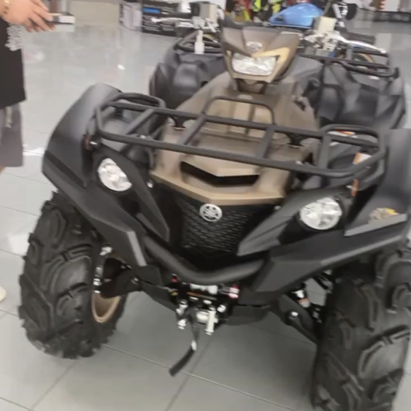 Nabilla a craqué pour un quad alors qu'elle faisait les boutiques à Dubaï. Le 25 mai 2020.