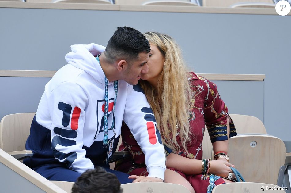Exclusif - Marion Bartoli et son nouveau compagnon le joueur de football belge Yahya Boumediene s&#039;embrassent dans les tribunes des Internationaux de France de Tennis de Roland Garros à Paris. 22 Mai 2019.