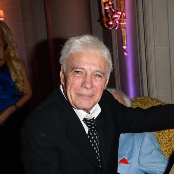 Guy Bedos et Jean-Paul Belmondo - Dîner de gala de la première édition des prix "les Stéthos d'Or" en faveur de la Fondation pour la recherche en physiologie dont le docteur Frédéric Saldmann est le directeur scientifique à l'hôtel George V à Paris le 13 mars 2017. © Coadic Guirec/Bestimage 'La Recherche en Physiologie'