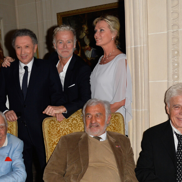 Thomas Dutronc, Alice Pol, Michel Drucker, Franck Dubosc, Edith Rébillon, Charles Gérard, Jean-Paul Belmondo et Guy Bedos - Dîner de gala de la première édition des prix "les Stéthos d'Or" en faveur de la Fondation pour la recherche en physiologie dont le docteur Frédéric Saldmann est le directeur scientifique à l'hôtel George V à Paris le 13 mars 2017. © Coadic Guirec/Bestimage 'La Recherche en Physiologie'