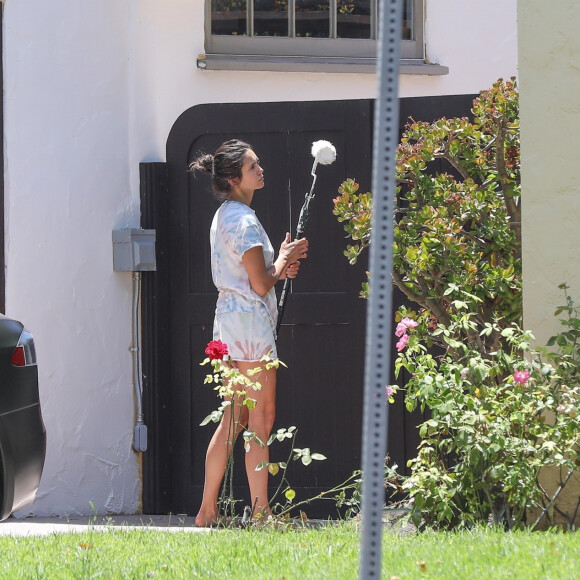 Exclusif - L'actrice de 30 ans, Nina Dobrev repeint le mur situé près du portail de sa maison à Los Angeles. Le 28 mai 2020.