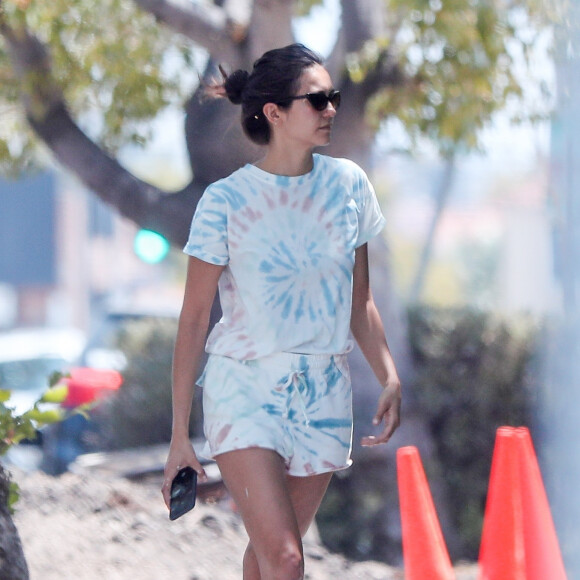 Exclusif - L'actrice de 30 ans, Nina Dobrev repeint le mur situé près du portail de sa maison à Los Angeles. Le 28 mai 2020.