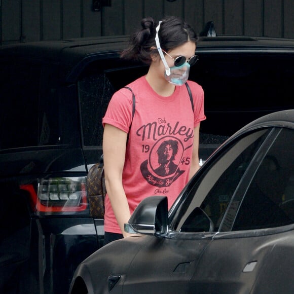 Exclusif - Nina Dobrev dans un parking de Los Angeles en tenue de sport chic : T-shirt Bob Marley / survêtemenrt mais sac à dos Louis Vuitton le 12 mai 2020.
