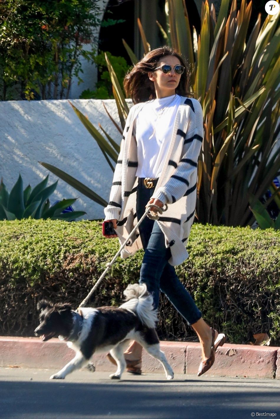 Nina Dobrev promène son chien à Los Angeles, le 11 avril 2020.
