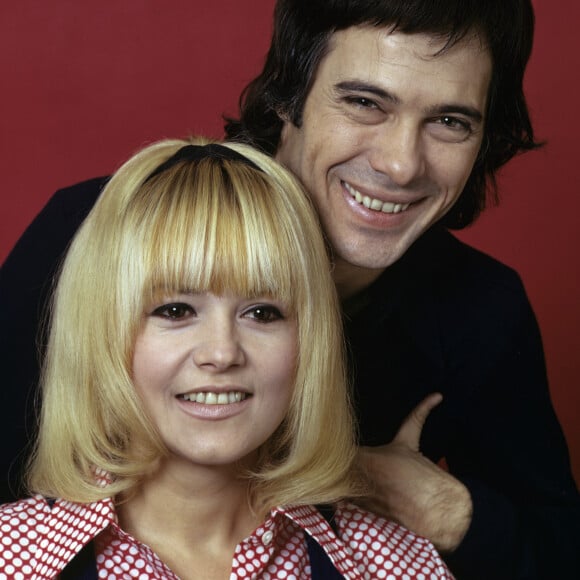 En France, à Paris, Guy Bedos et sa femme Sophie Daumier posant le 1er octobre 1973.