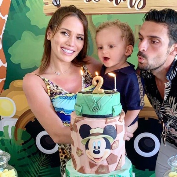 Julien Tanti avec Manon Marsault et leur fils Tiago pour ses 2 ans, le 24 mai 2020, sur Instagral