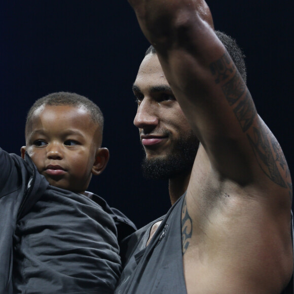 Le champion olympique 2016 Tony Yoka (France) avec son fils Ali après son combat contre l'Allemand Michael Wallisch à Nantes, France, le 28 septembre 2019. © Jean-Marc Mouchet/Panoramic/Bestimage