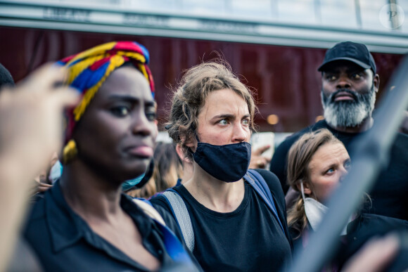 Adèle Haenel, Aïssa Maïga, Sara Forestier - People à la manifestation de soutien à Adama Traoré devant le tribunal de Paris le 2 juin 2020. Environ 20.000 personnes ont participé mardi soir devant le tribunal de Paris à un rassemblement interdit, émaillé d'incidents, à l'appel du comité de soutien à la famille d'Adama Traoré, jeune homme noir de 24 ans mort en 2016 après son interpellation. © Cyril Moreau / Bestimage