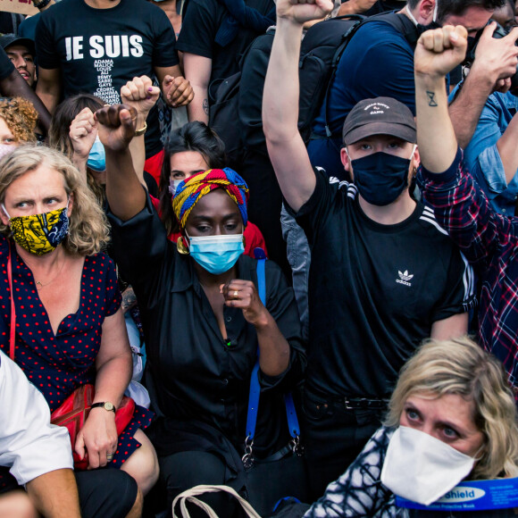 Eddy de Pretto, Aissa Maiga, Adele Haenel - People à la manifestation de soutien à Adama Traoré devant le tribunal de Paris le 2 juin 2020. Environ 20.000 personnes ont participé mardi soir devant le tribunal de Paris à un rassemblement interdit, émaillé d'incidents, à l'appel du comité de soutien à la famille d'Adama Traoré, jeune homme noir de 24 ans mort en 2016 après son interpellation. © Cyril Moreau / Bestimage