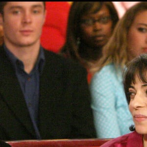 Guy Bedos et sa fille Leslie dans l'émission "Vivement dimanche" en 2005.