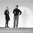 En France, à Paris, Sophie Daumier et Guy Bedos sur le plateau de l'émission "Aimez-vous les unes les autres" le 26 mars 1969.